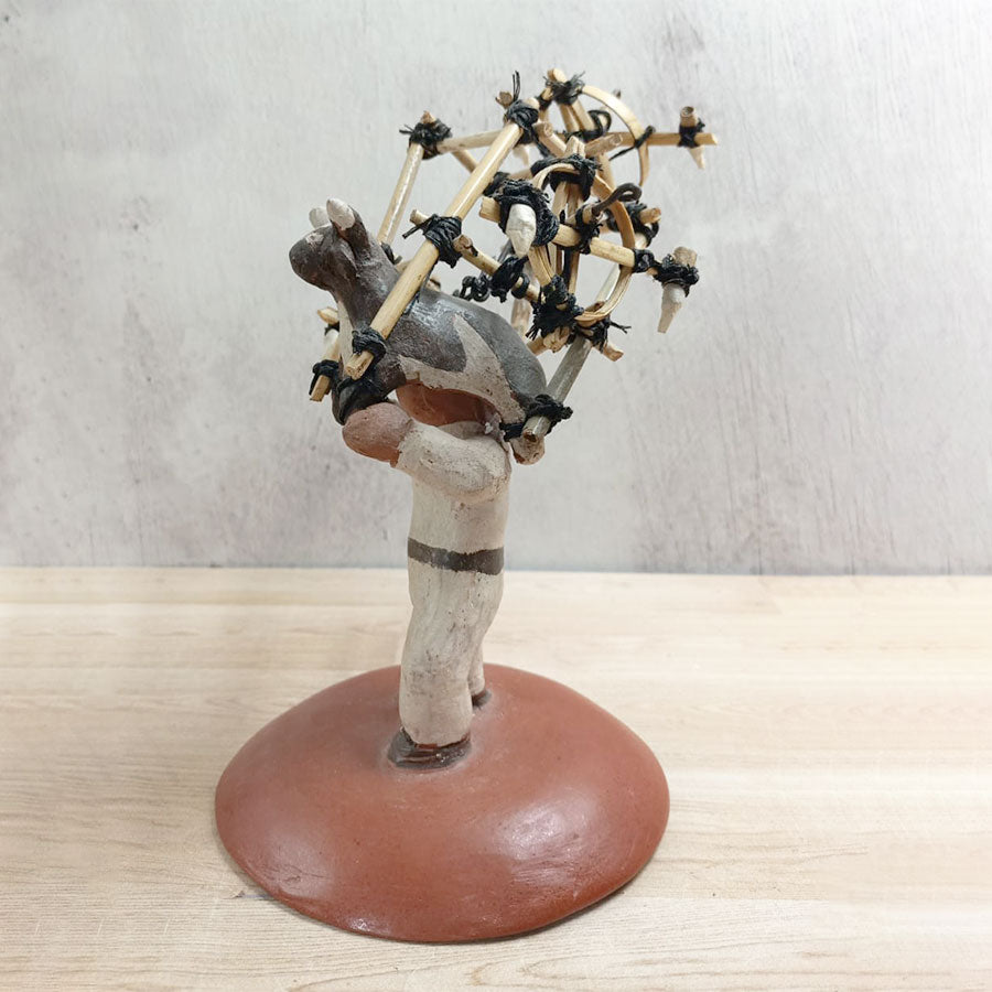 Escultura campesinos con jarrón