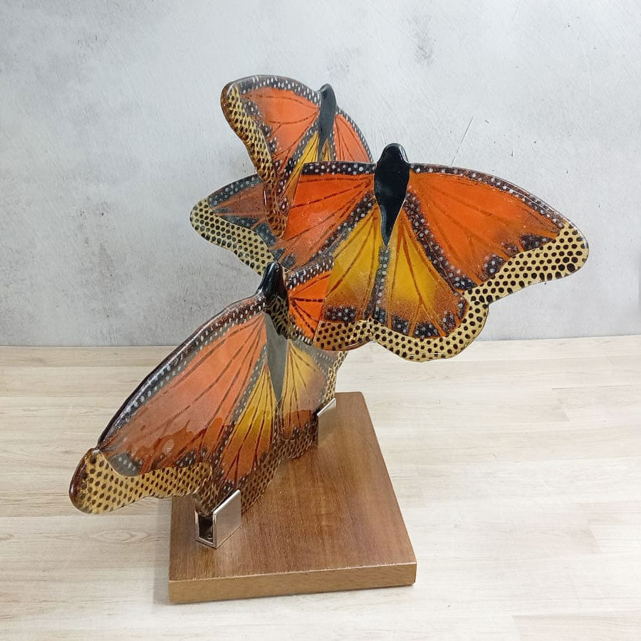 Escultura de 3 mariposas monarca de vidrio