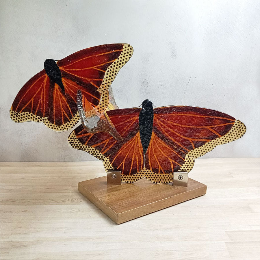 Escultura de 3 mariposas monarca de vidrio