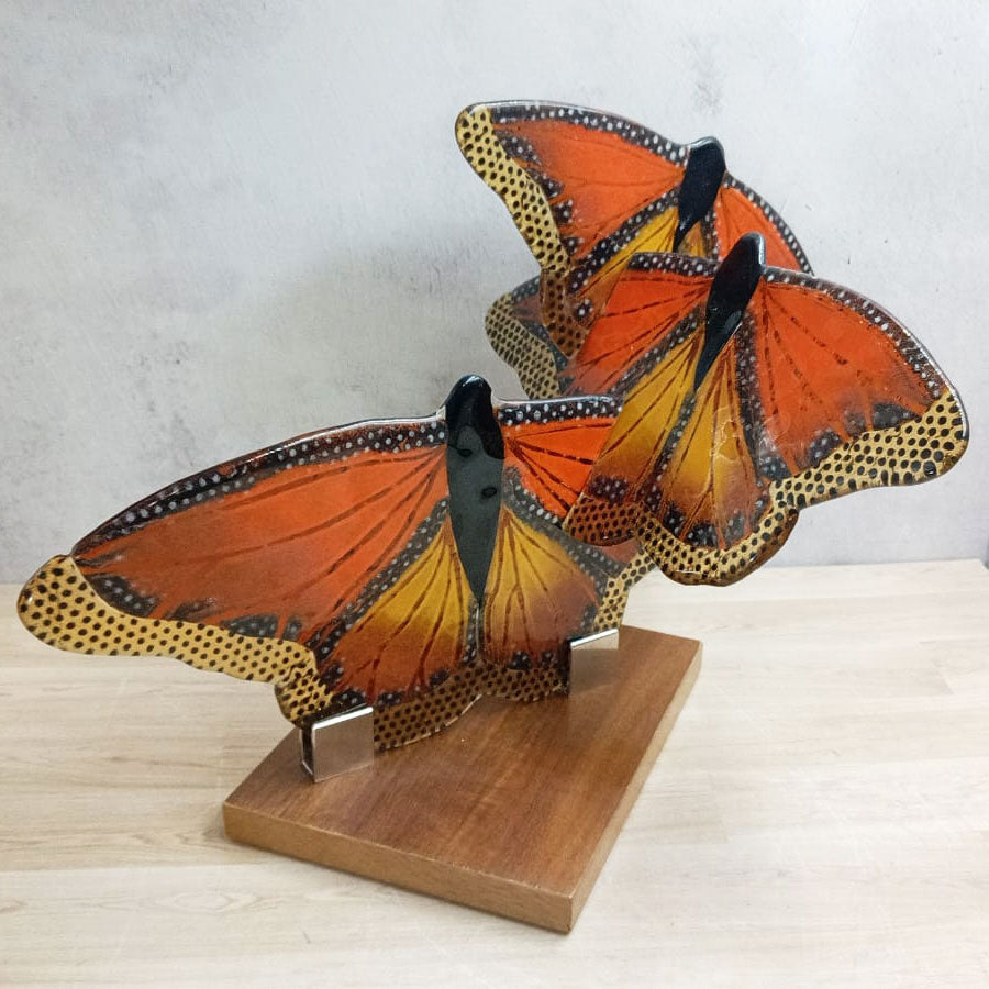 Escultura de 3 mariposas monarca de vidrio