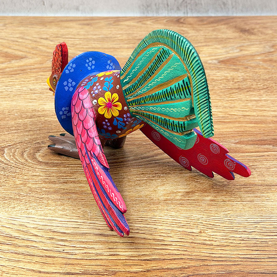 Gallo de pelea alebrije multicolor