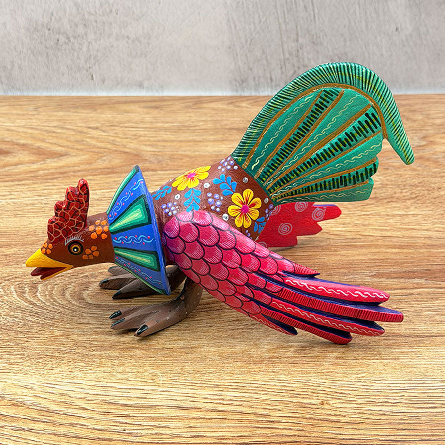 Gallo de pelea alebrije multicolor