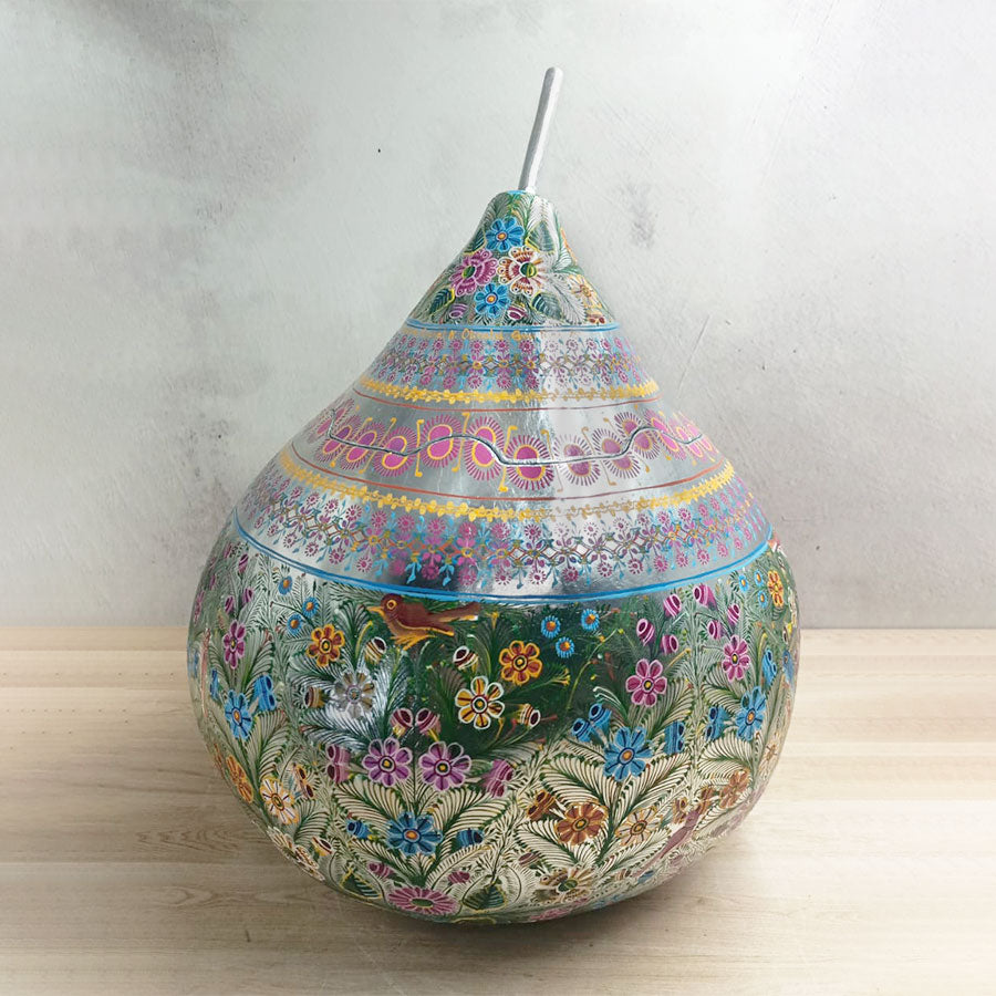 Guaje plateado con flores y pajaritos de colores