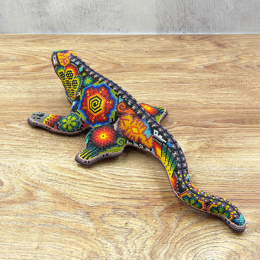 Iguana con diseño huichol