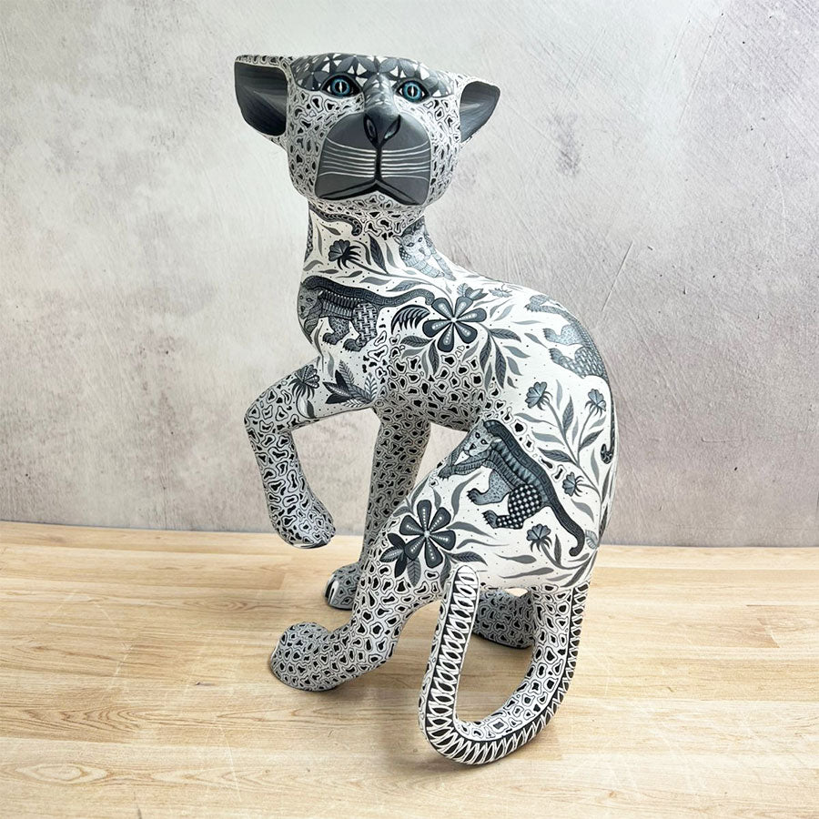 Jaguar alebrije blanco y gris