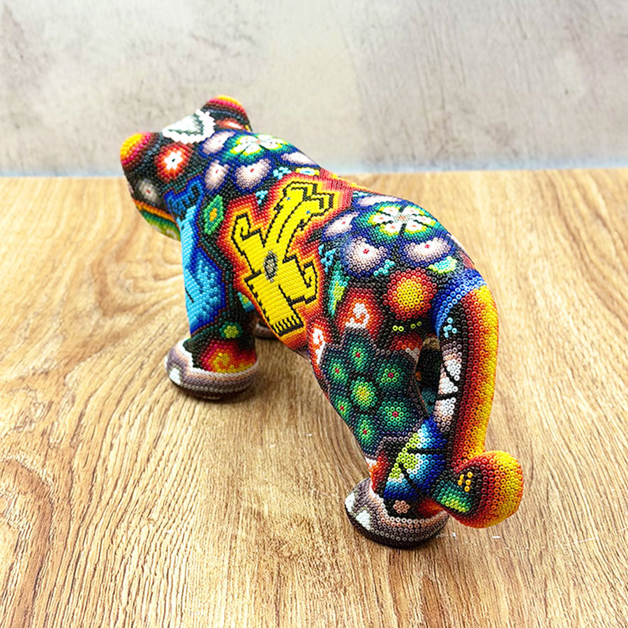 Jaguar caminando con diseño huichol multicolor