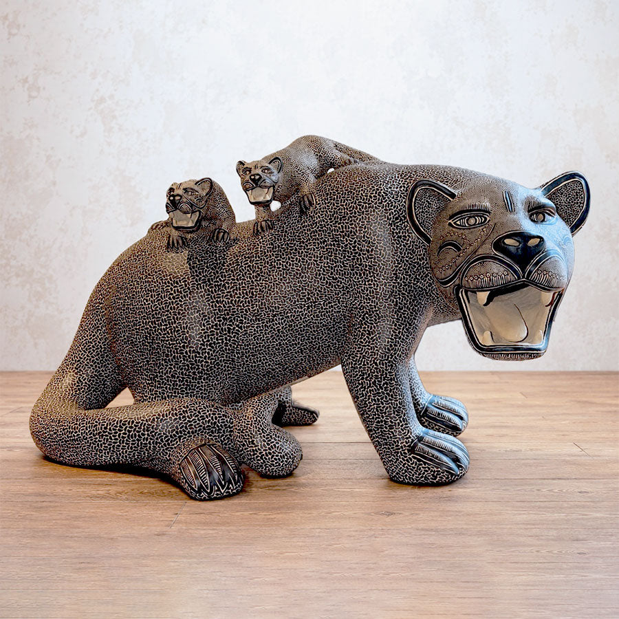 Jaguar con dos crías
