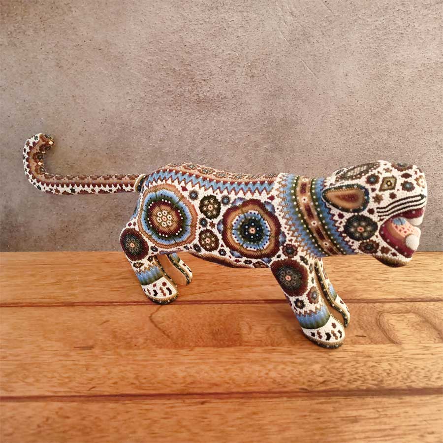 Jaguar parado huichol