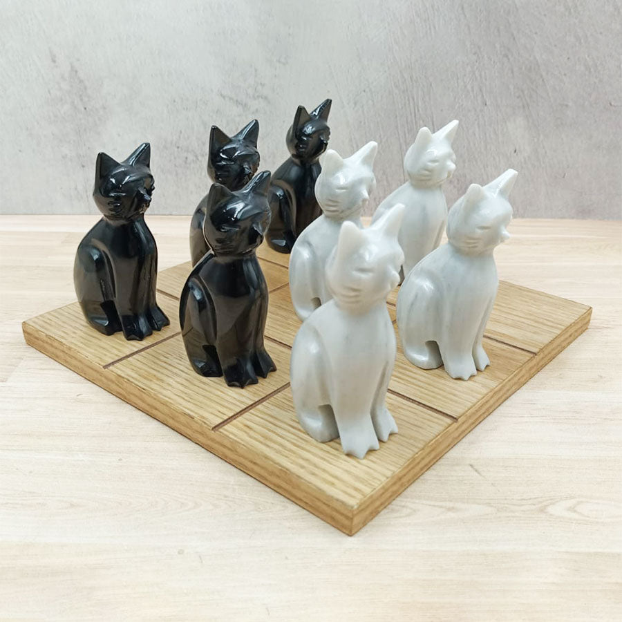 Tic tac toe game with marble cats