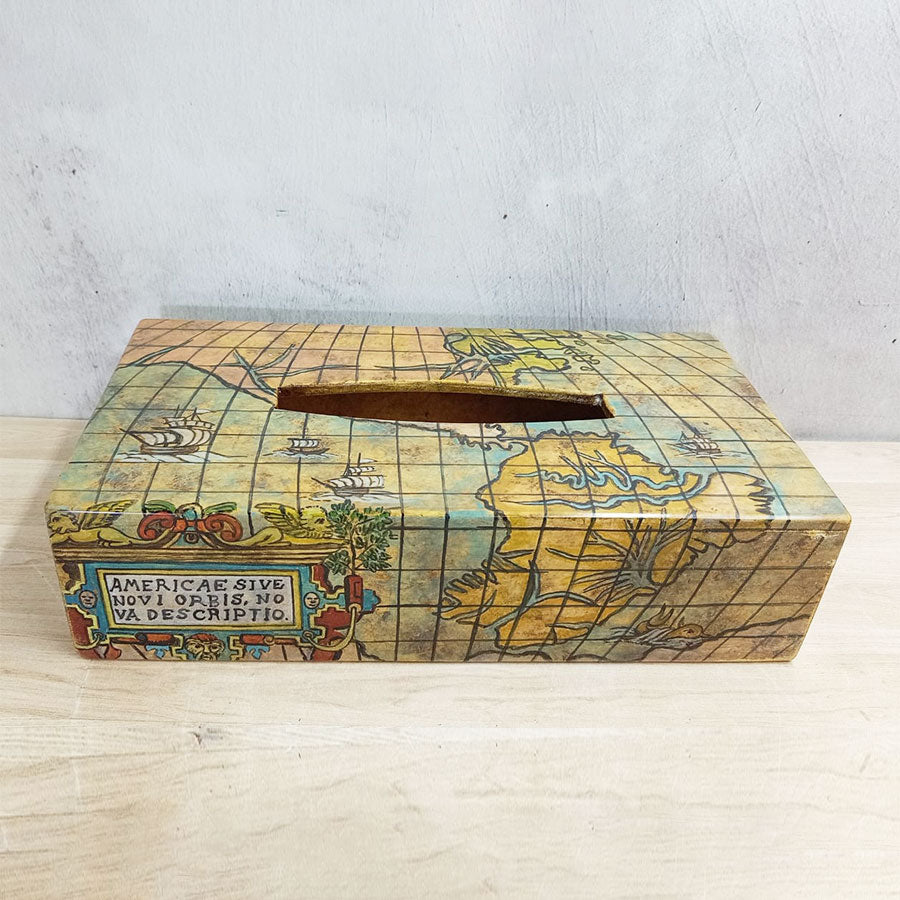 Portapañuelos rectangular de madera decorada