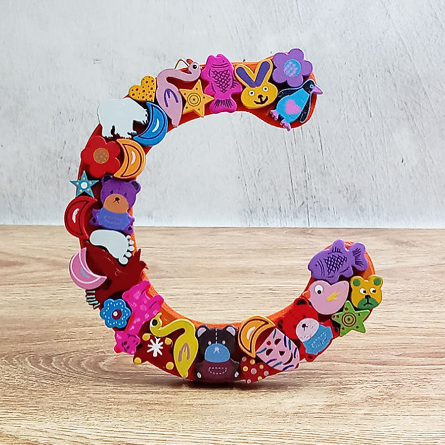 Letras del abecedario con figuritas de colores, de "A" a "G"