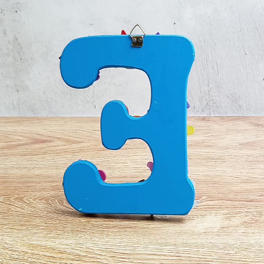 Letras del abecedario con figuritas de colores, de "A" a "G"