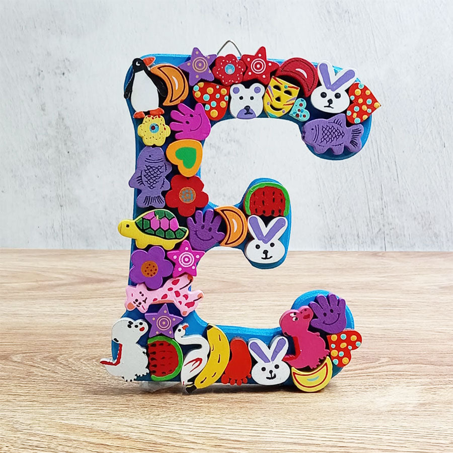 Letras del abecedario con figuritas de colores, de "A" a "G"