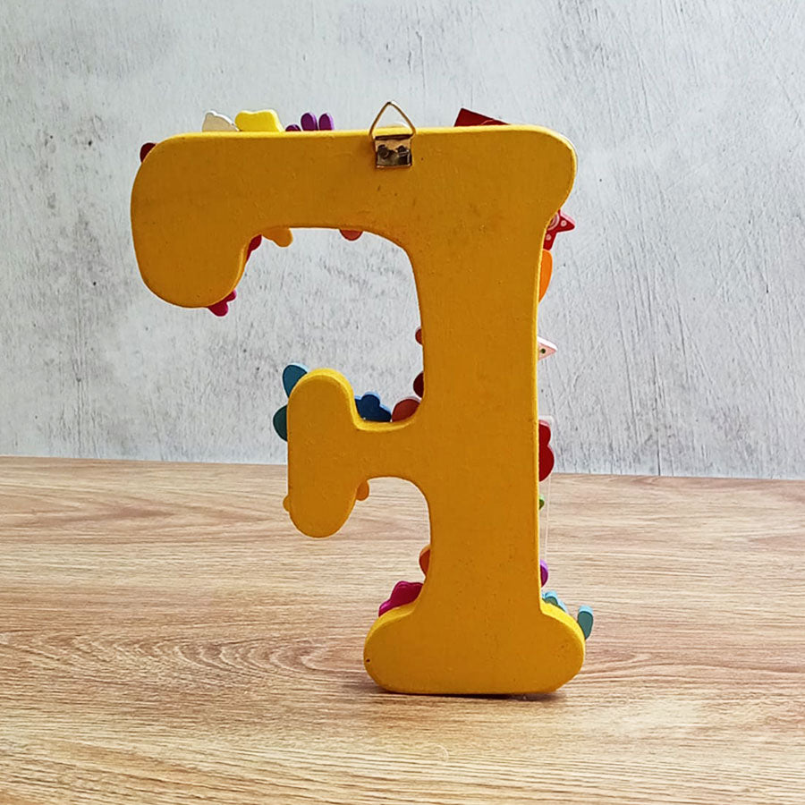 Letras del abecedario con figuritas de colores, de "A" a "G"