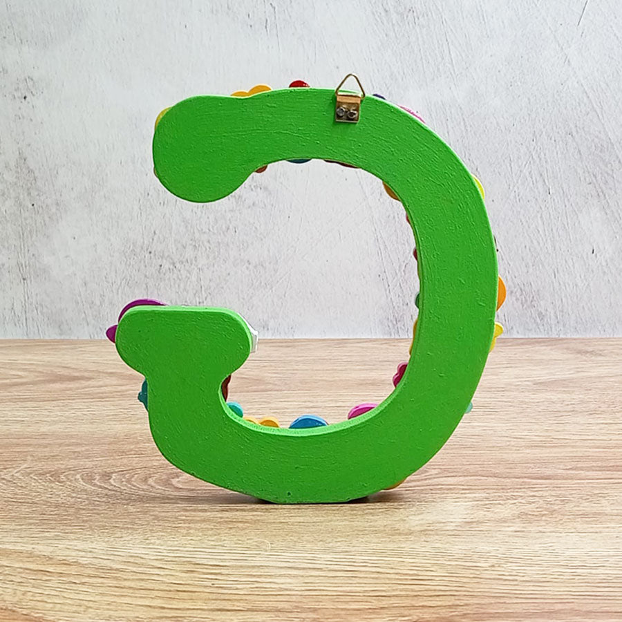 Letras del abecedario con figuritas de colores, de "A" a "G"