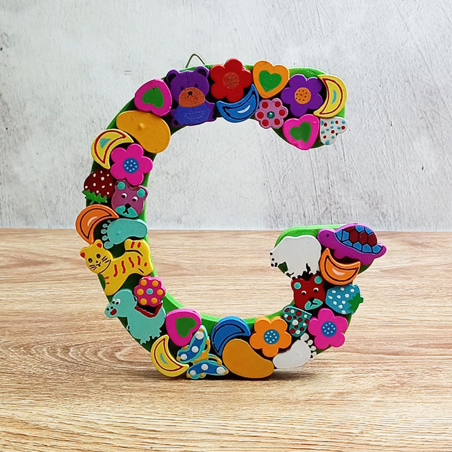 Letras del abecedario con figuritas de colores, de "A" a "G"
