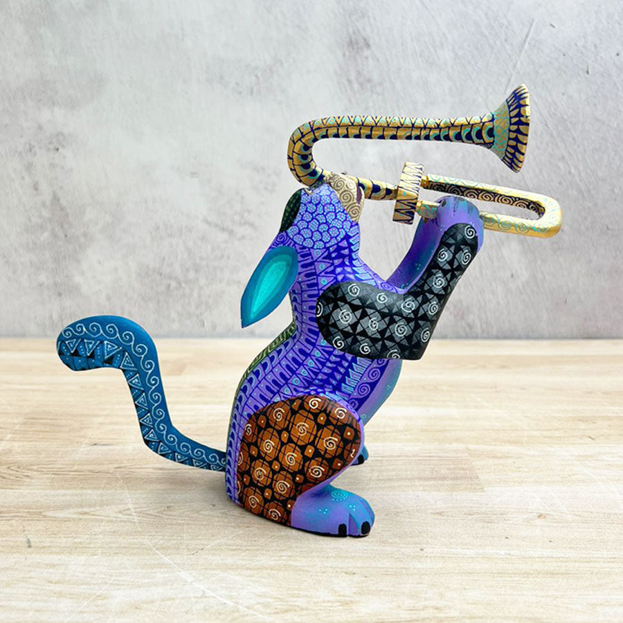 Lobo alebrije violeta con trompeta