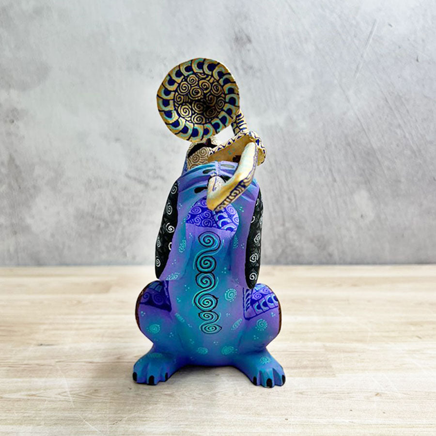 Lobo alebrije violeta con trompeta