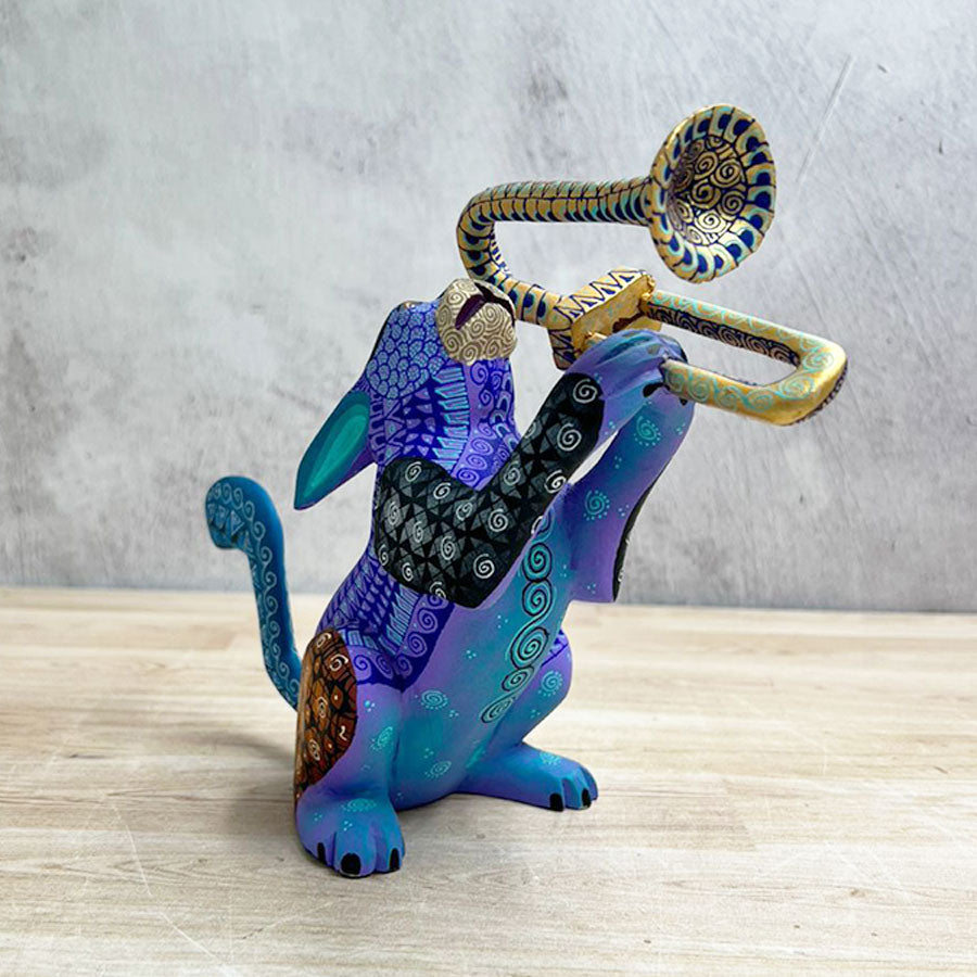 Lobo alebrije violeta con trompeta