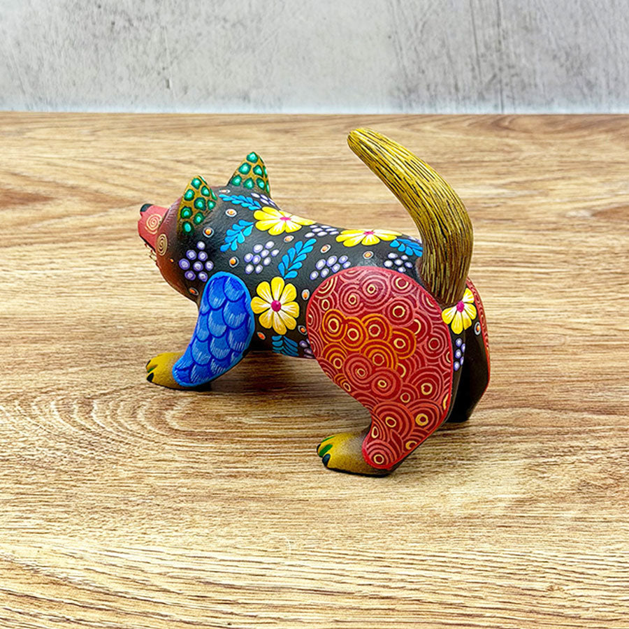 Mapache alebrije negro y rojo