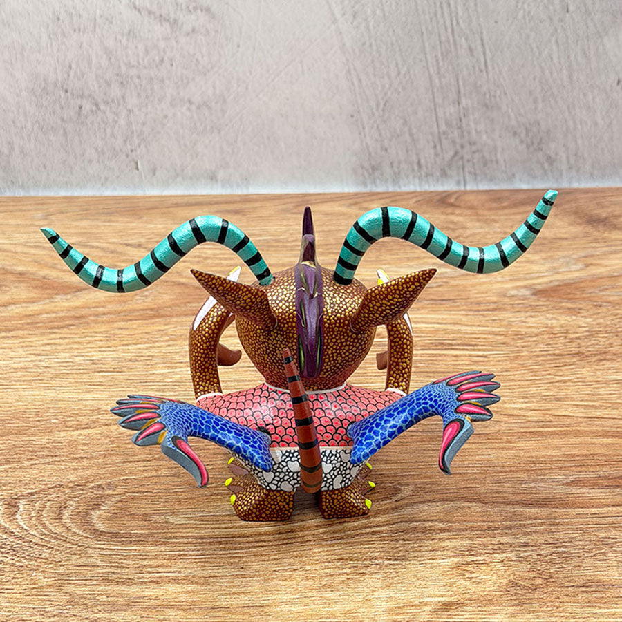 Marcianito alebrije rojo y café