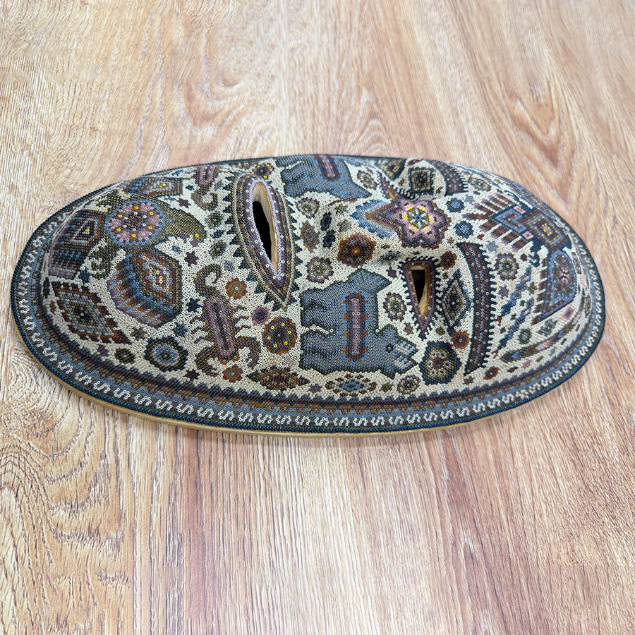 Máscara azul con águilas en diseño huichol