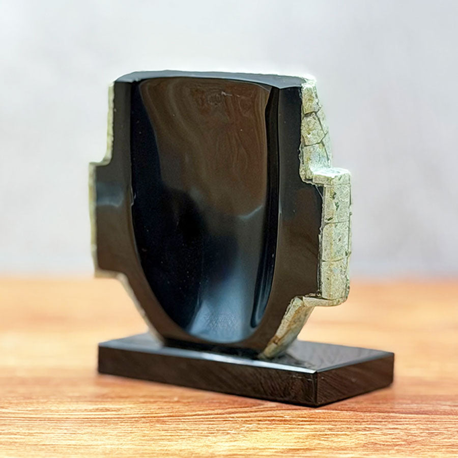 Máscara teotihuacana de obsidiana forrada con piedra verde claro y blanco