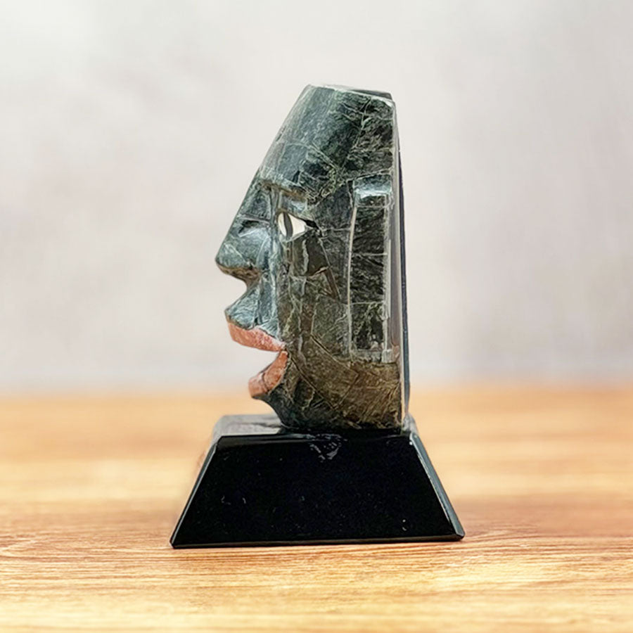 Máscara teotihuacana de obsidiana forrada con piedra verde oscuro y café