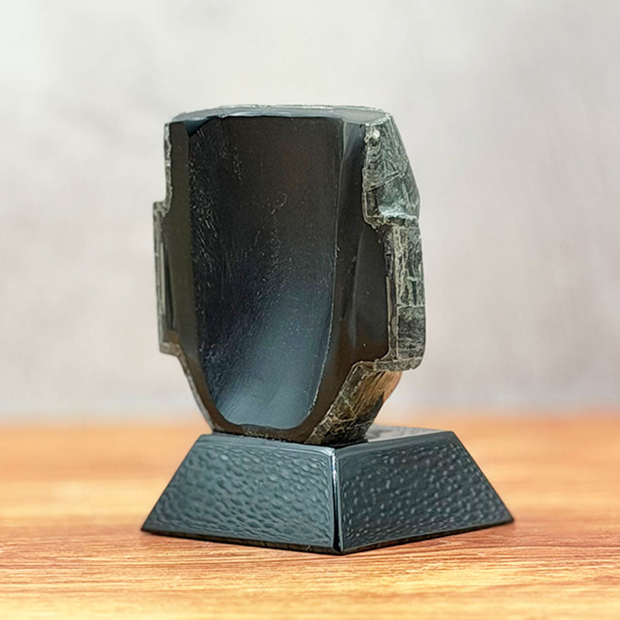 Máscara teotihuacana de obsidiana forrada con piedra verde oscuro y café