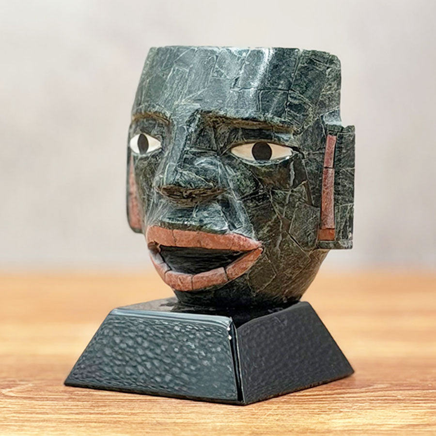 Máscara teotihuacana de obsidiana forrada con piedra verde oscuro y café