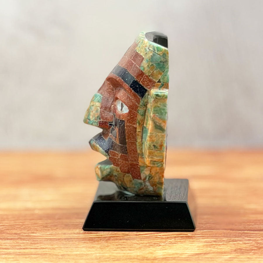Máscara teotihuacana de obsidiana forrada con piedra verde y cafe rojiza