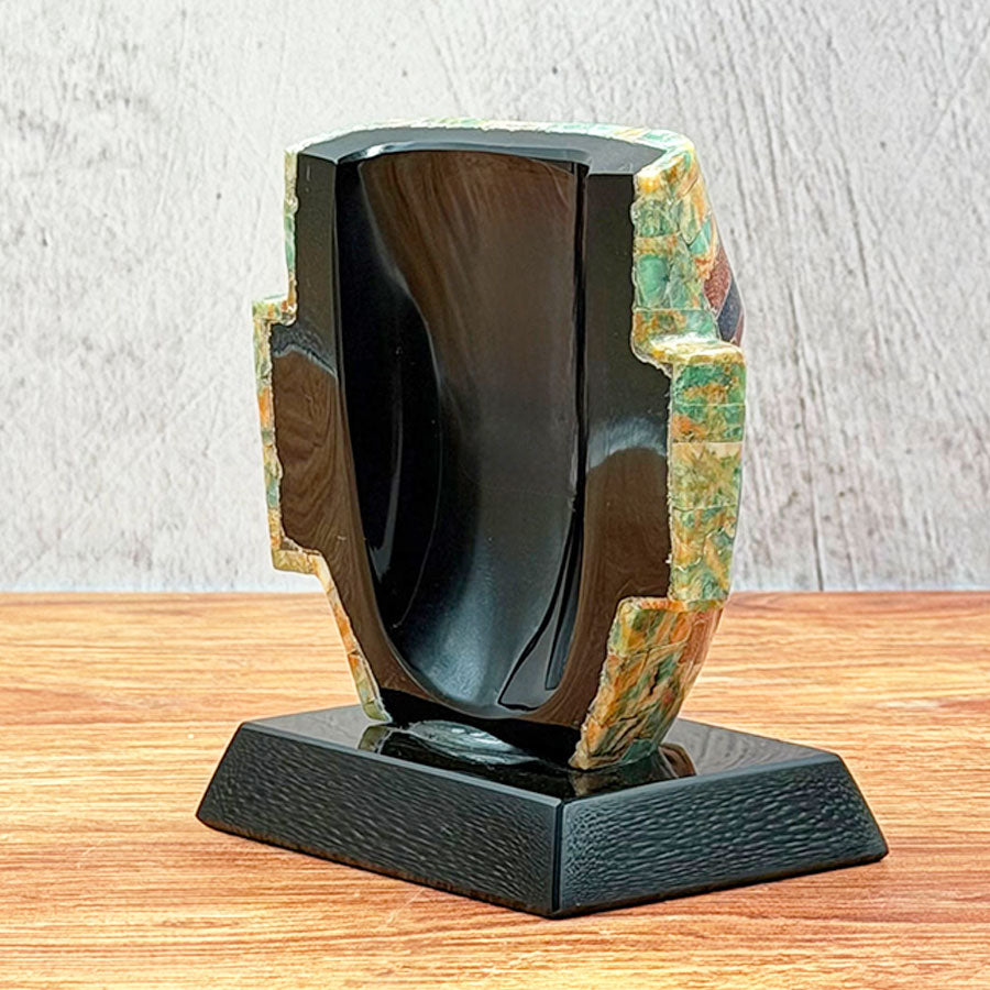 Máscara teotihuacana de obsidiana forrada con piedra verde y cafe rojiza