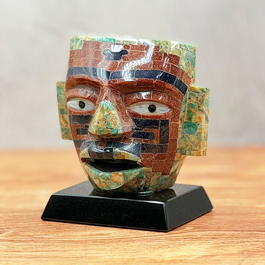 Máscara teotihuacana de obsidiana forrada con piedra verde y cafe rojiza