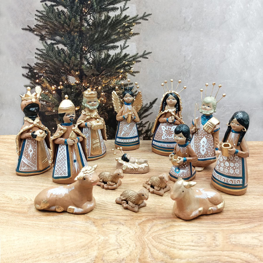 Nacimiento tradicional decorado grande