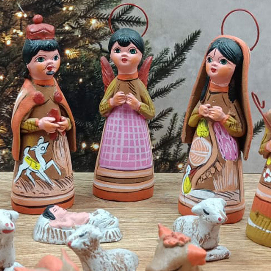 Nacimiento decorado con motivos florales