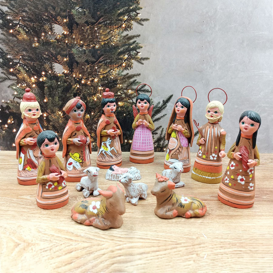 Nacimiento decorado con motivos florales