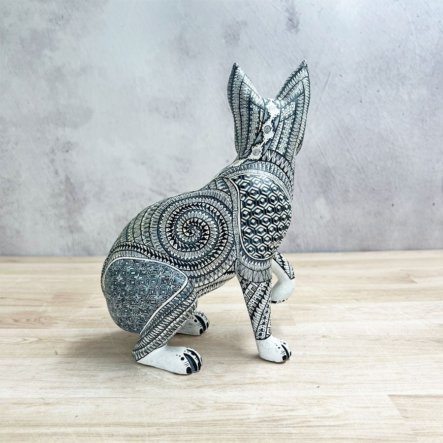 Perrito alebrije blanco y negro