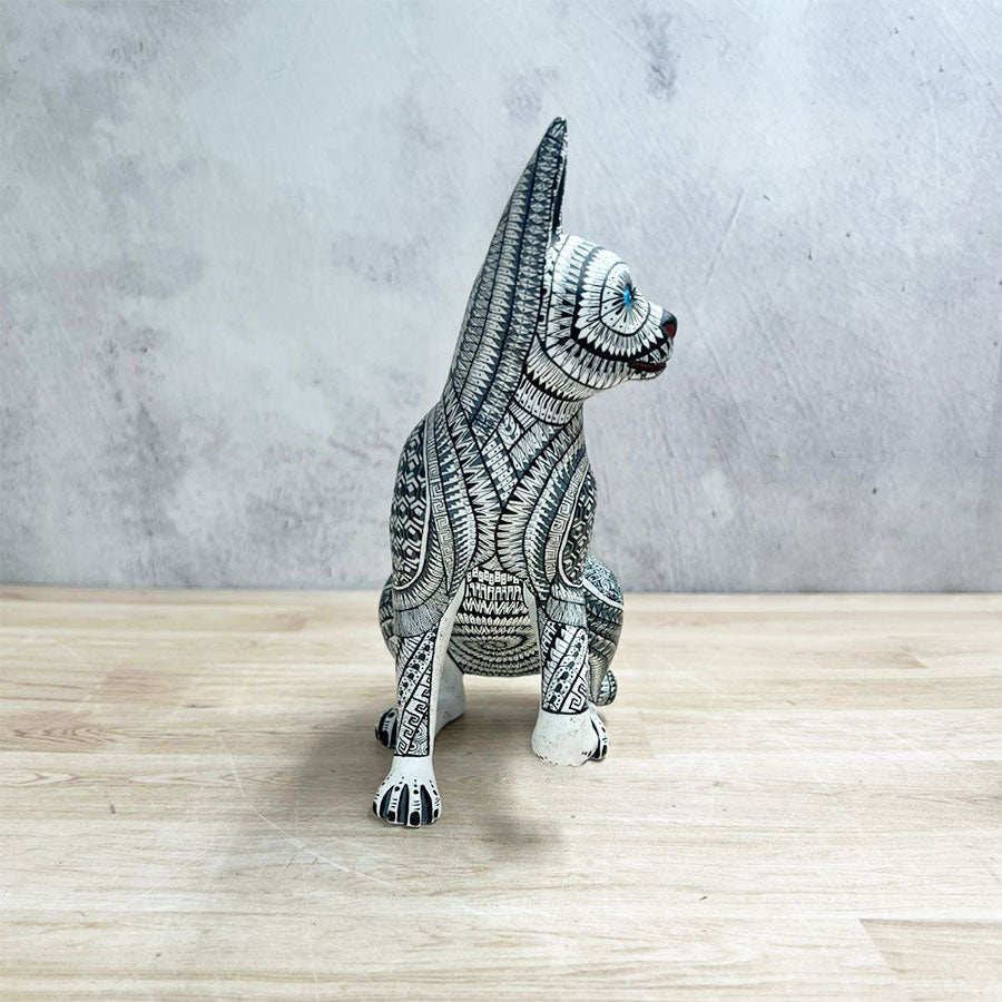 Perrito alebrije blanco y negro