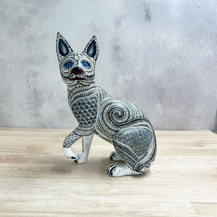 Perrito alebrije blanco y negro