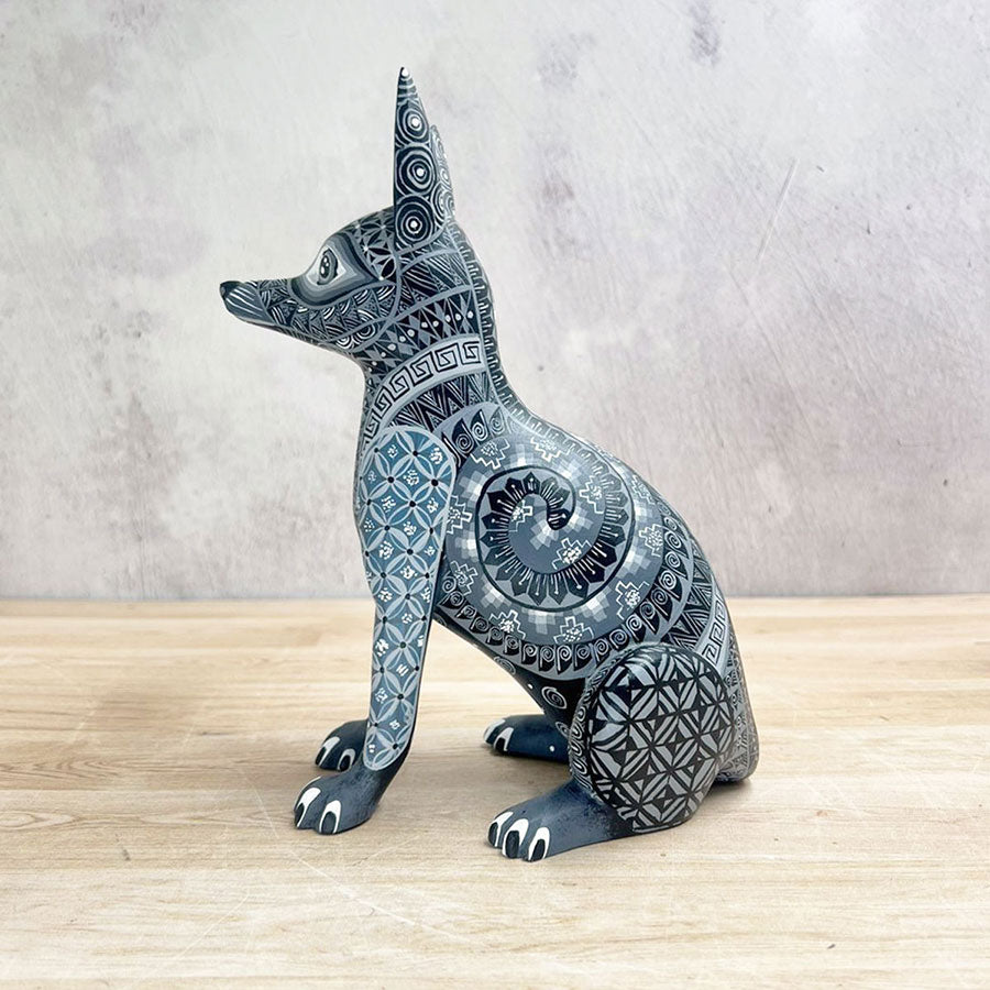 Perrito xoloitzcuintle alebrije negro y gris