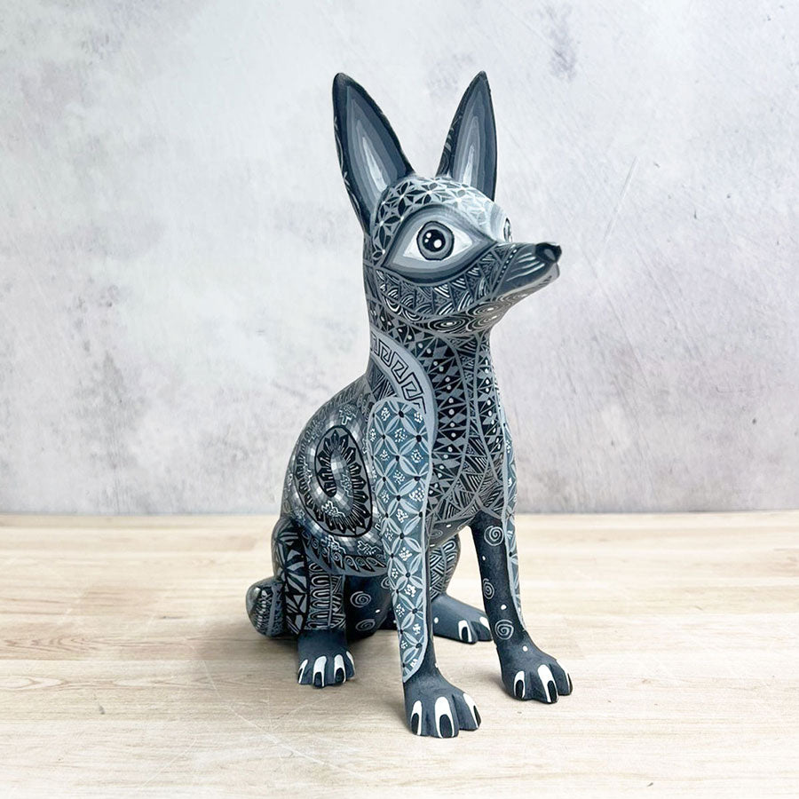 Perrito xoloitzcuintle alebrije negro y gris