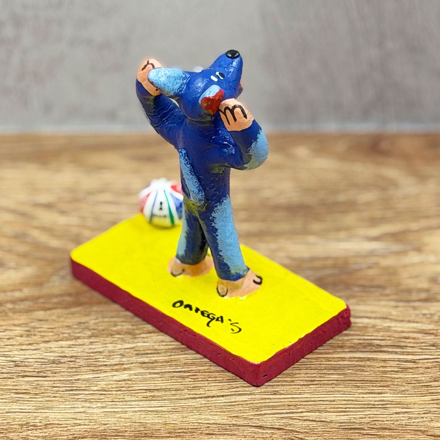 Perrito futbolero con balón
