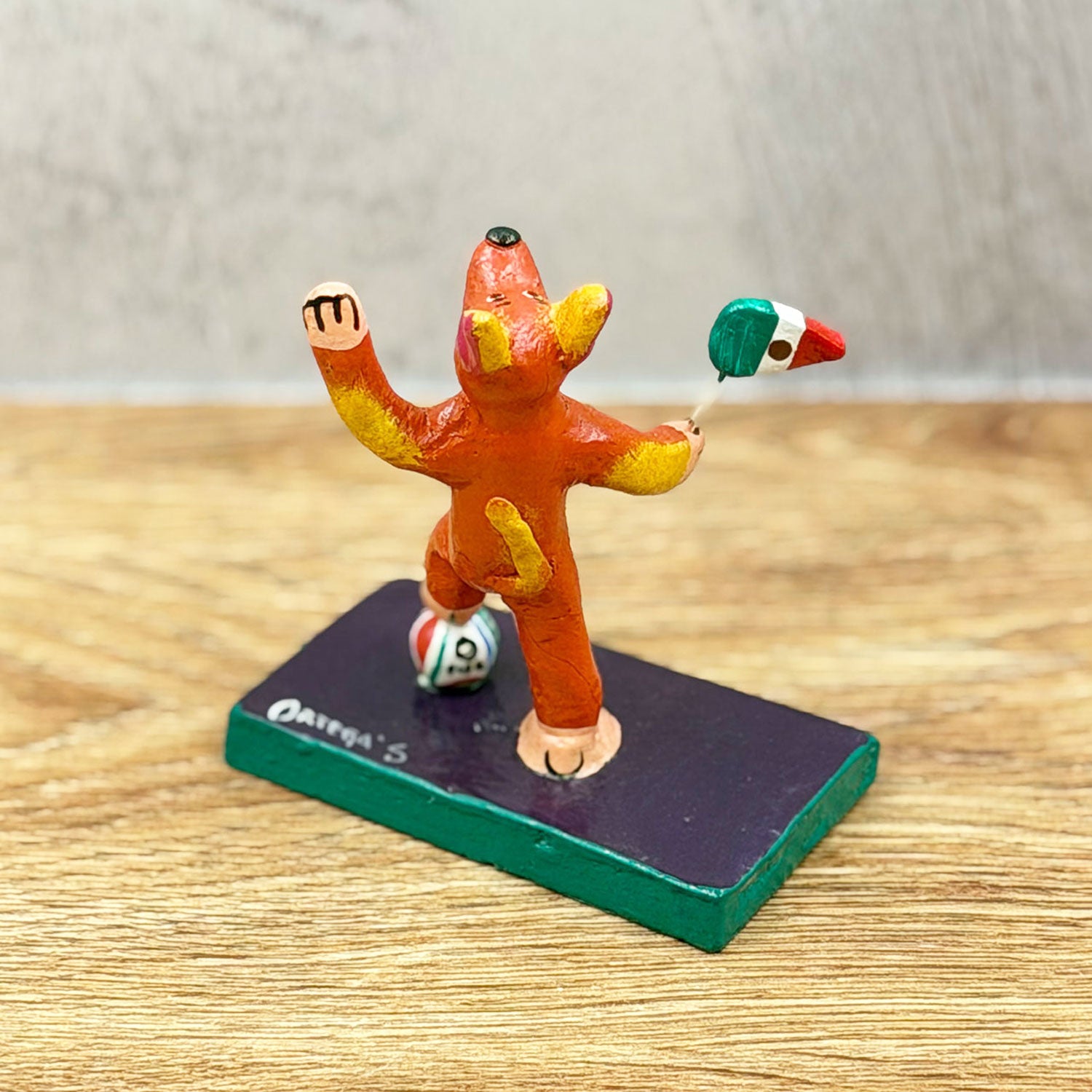 Perrito futbolero con banderín
