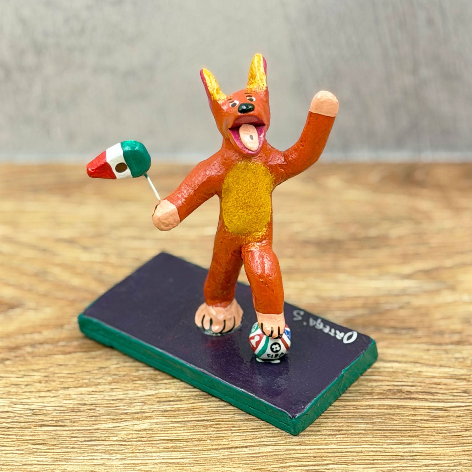 Perrito futbolero con banderín