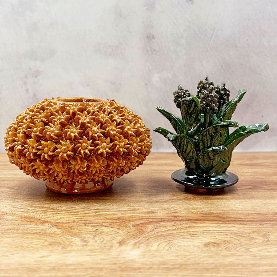 Piña bajita con florecitas de barro vidriado