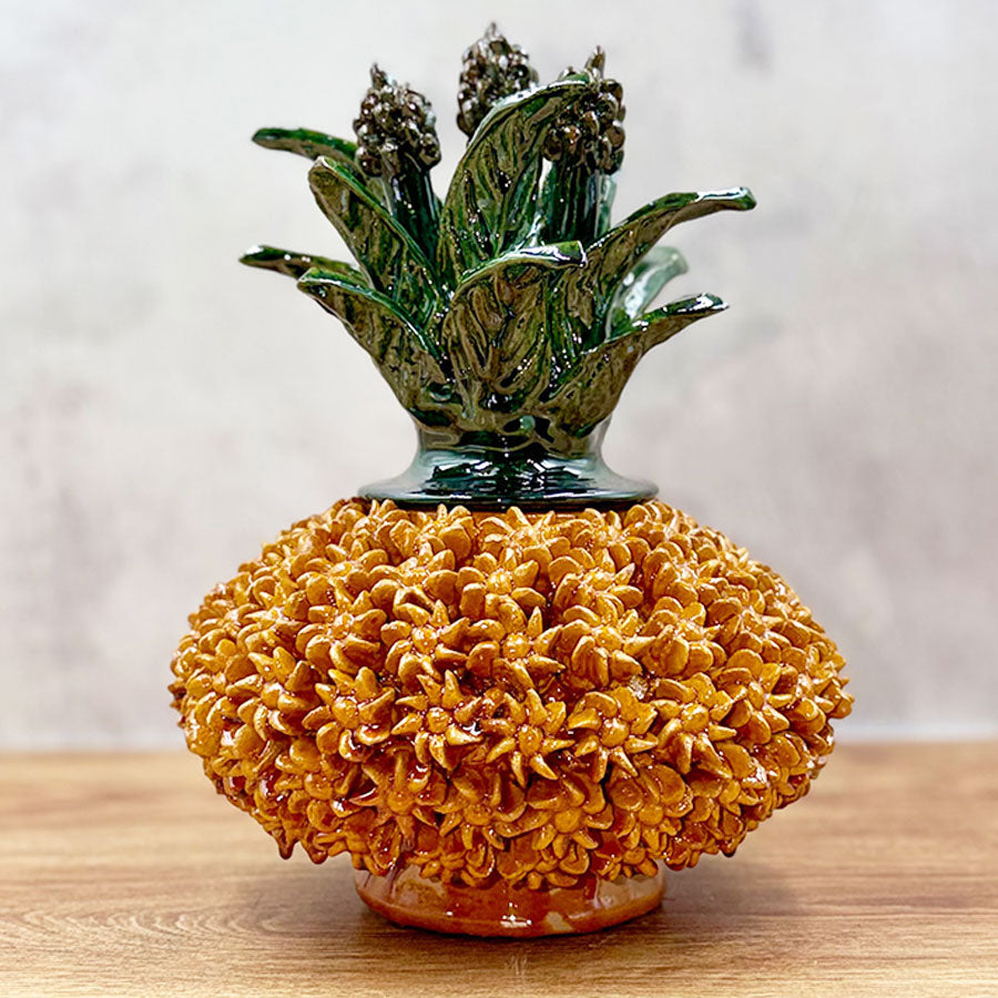 Piña bajita con florecitas de barro vidriado
