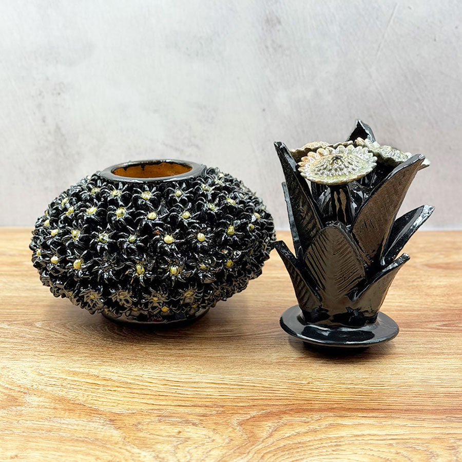 Piña bajita con florecitas de barro vidriado