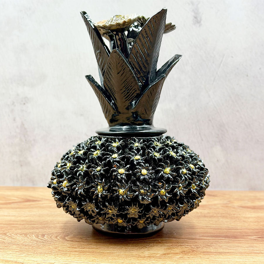 Piña bajita con florecitas de barro vidriado