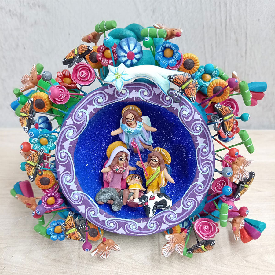 Piñata con nacimiento mexicano