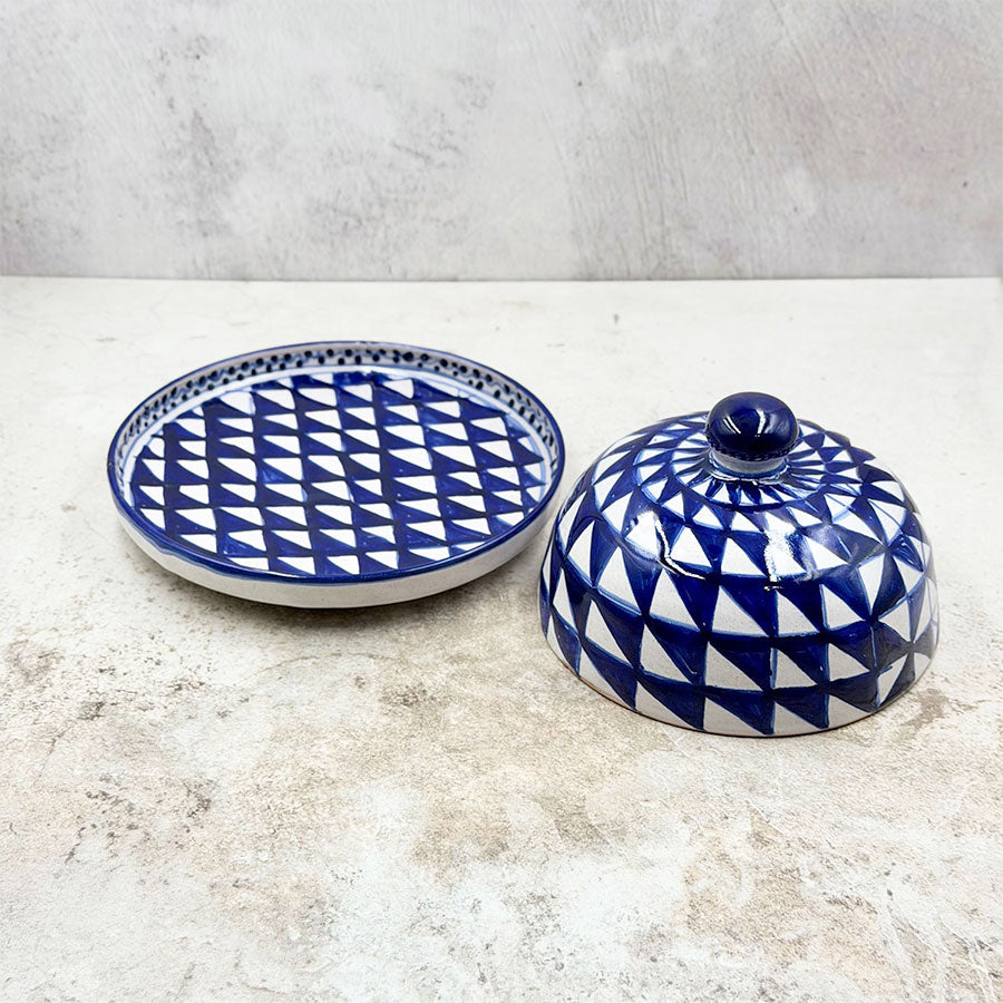 Quesera con triángulos azules y blancos